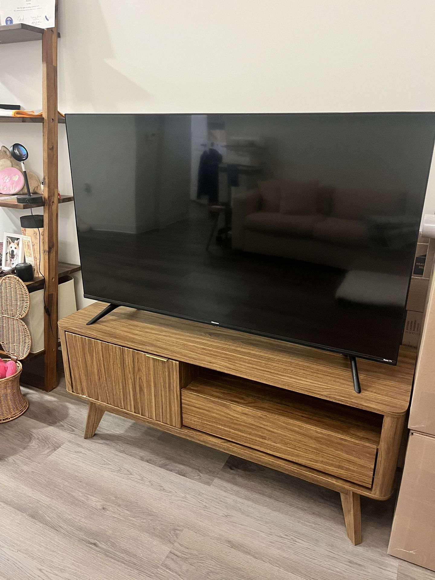 50in Hisense Roku Tv And Tv Stand