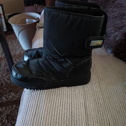 Men Snow Boots Size 9 For 25.00