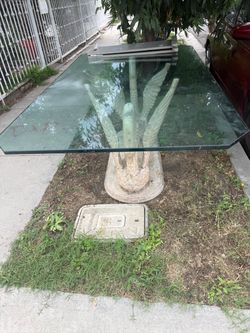 Free glass table