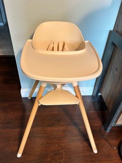 Brand New Grapefruit color Lalo High Chair