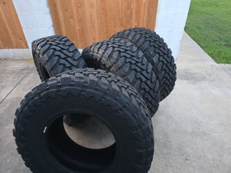315/70R17 TOYO MUD TIRES LIKE NEW PRICE 1100
