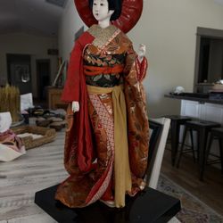 ANTIQUE GEISHA DOLL MADE IN JAPAN, ON ORIGINAL STAND & ORIGINAL CLOTHES 