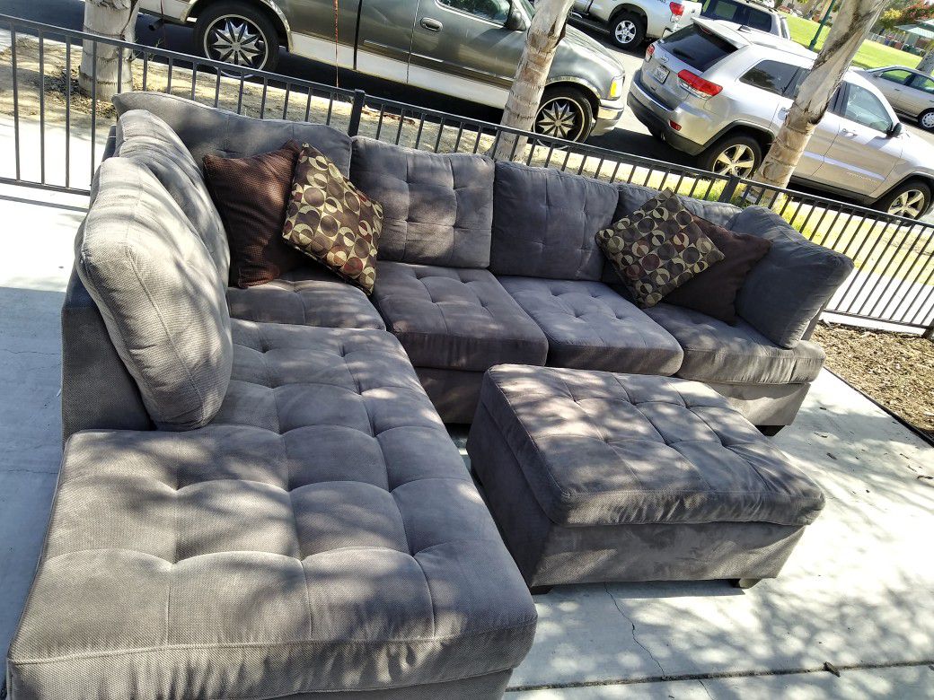 Very elegant large couch sectional (Delivery available ) $!#@+×/%##@$$