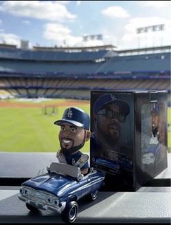 Ice cube dodger bobble head