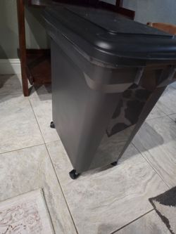 Iris usa 40 lb pet food storage container