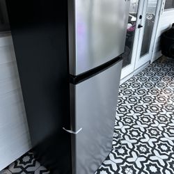 Mid Sized Refrigerator 