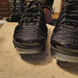 2 pairs of Nike shoes brand new Black pair and Green Pair Both Shoes are Different Nike Shoes $100 No g Hurry won't last