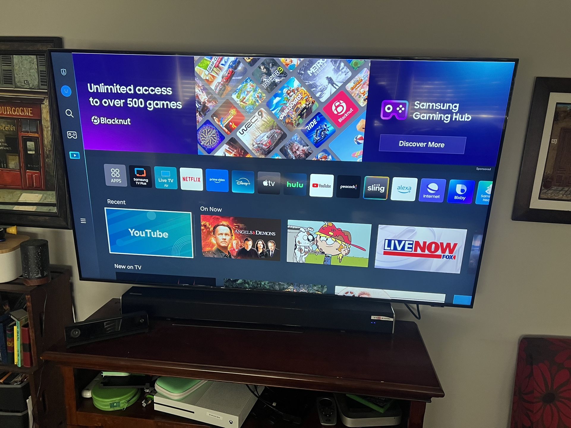 SAMSUNG 65-Inch Class Crystal UHD 4K w/ Mount