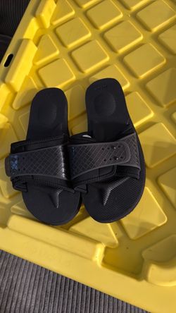 Suicoke slides size 8