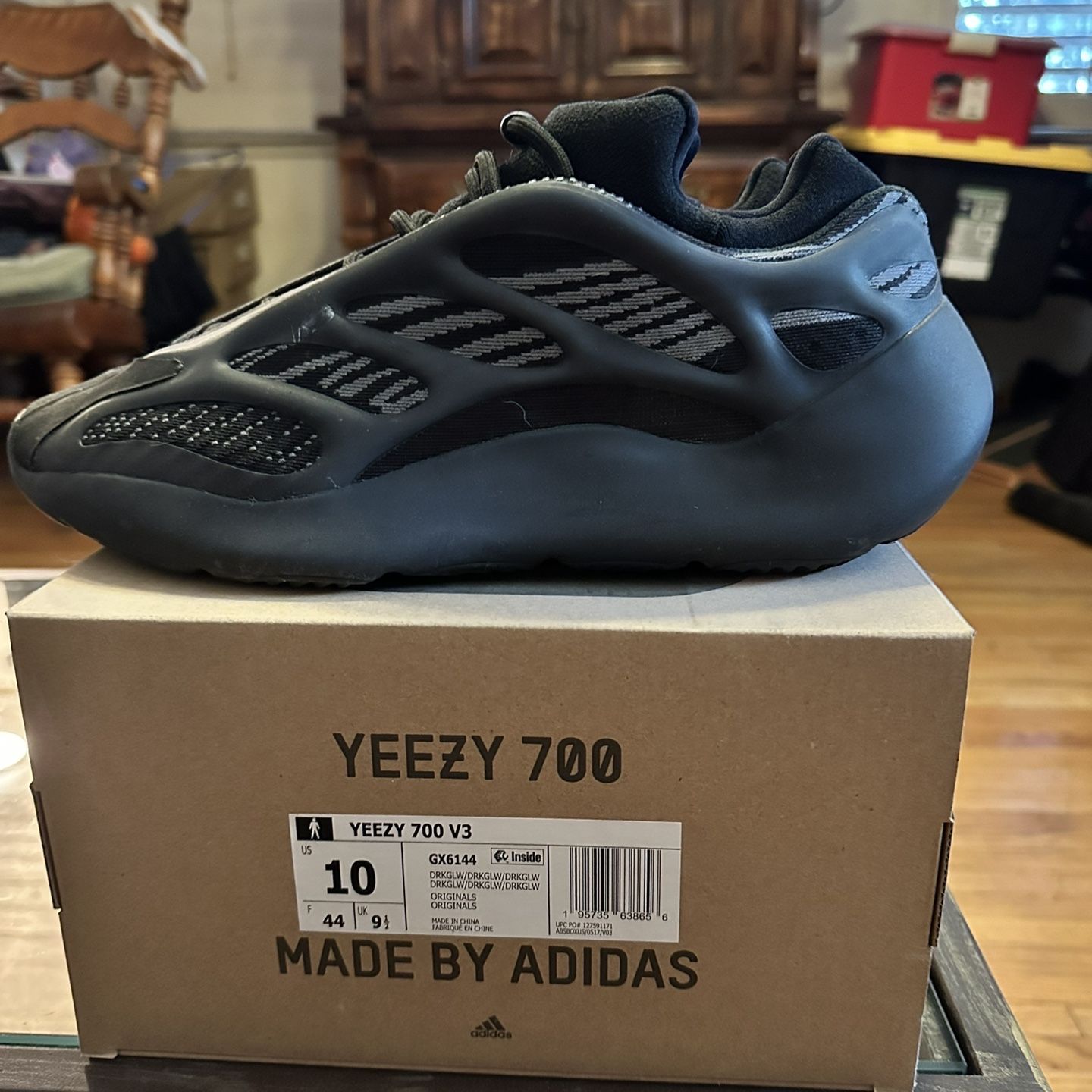 Adidas Yeezy 700 V3 - Dark Glow - Size US 10 - Used for Sale in 