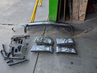 Chevrolet Silverado  Silverado or avalanche 2003 2004 2005 2006 2007 grille en headligbht  en right side bracket oem