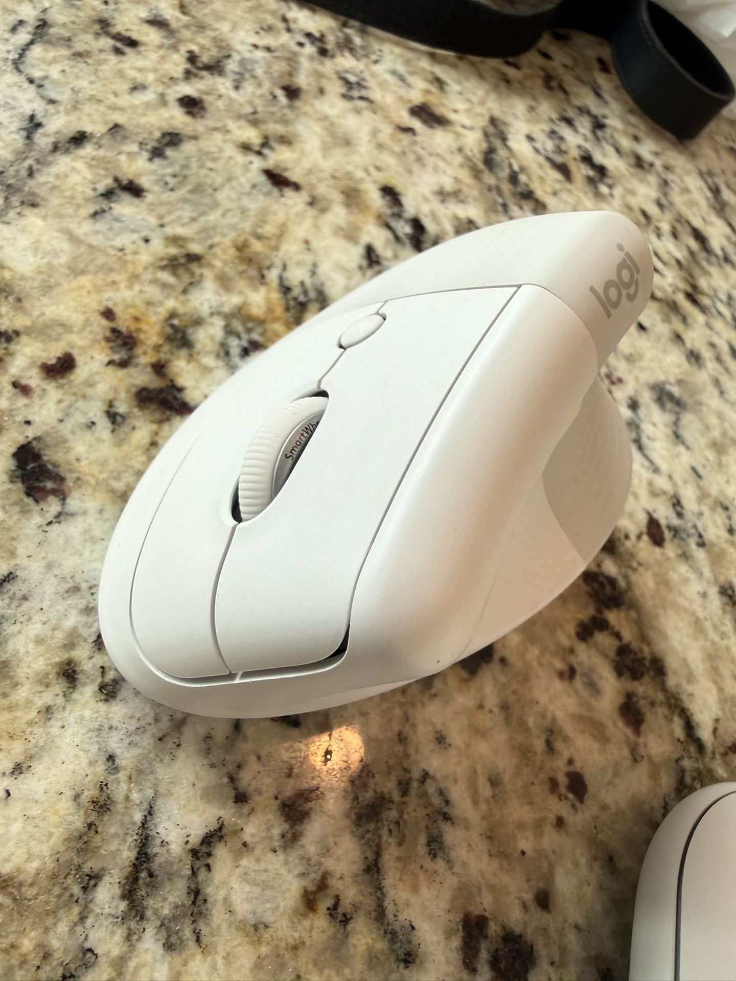 Logitech Lift for Mac Wireless Vertical Ergonomic Mouse, Bluetooth, Quiet Clicks, Silent Smartwheel, 4 Customizable Buttons, for macOS/iPadOS/MacBook