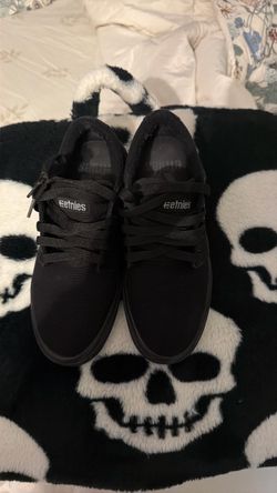 Etnies Black Low-Top Skate Shoes