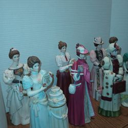 Very Rare Highly Collectible Avon Porcelain Women (8) The Set Is Worth Over $400 My Price $200