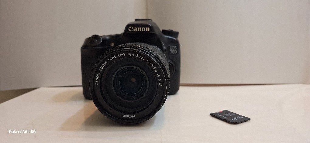 Canon 70D W/ EFS 18-135mm Lens (Read Description)