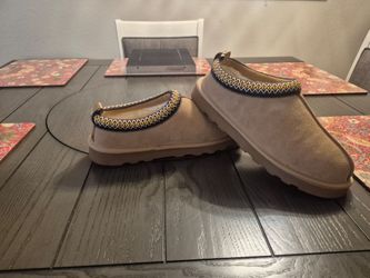 Women's slippers size 9 great condition
