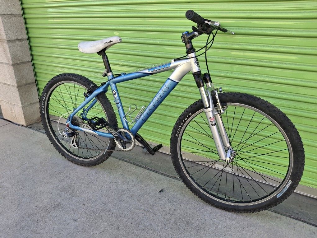 TREK MOUNTAIN BIKE 21 SPEEDS TIRE 26 SIZE M