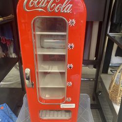 Coca-Cola Vending Machine Mini Fridge 12V DC 110V AC 10 Can Cooler - Red: Countertop Beverage Refrigerator