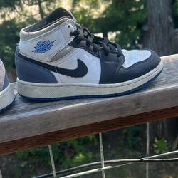 Jordan 1 mid SE Royale black toesize 3.5