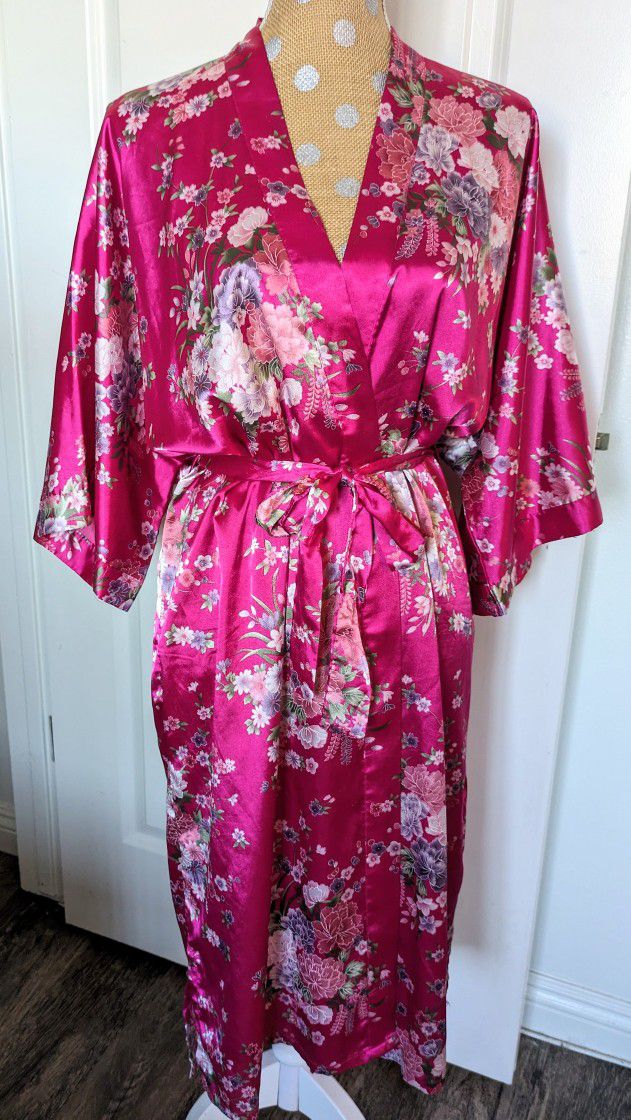 Oriental Village Silk Collection 
Vintage Women's Dark Pink Floral 
Robe Kimono. 
Pit to Pit: 25"
Collar to Tail: 40
EXCELLENT CONDITION.
