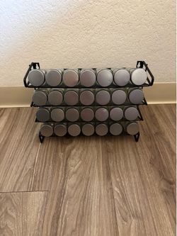 Spice rack with seasoning bottles