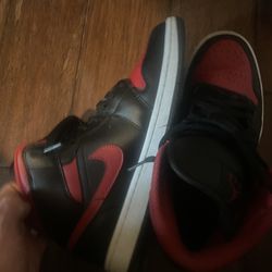 Jordan 1 Red 9.5 mid 🔥🔥 With The Box!!