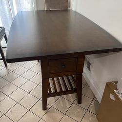 TYLER CREEK COUNTER HEIGHT DINING TABLE WITH  4 BARSTOOL CHAIRS