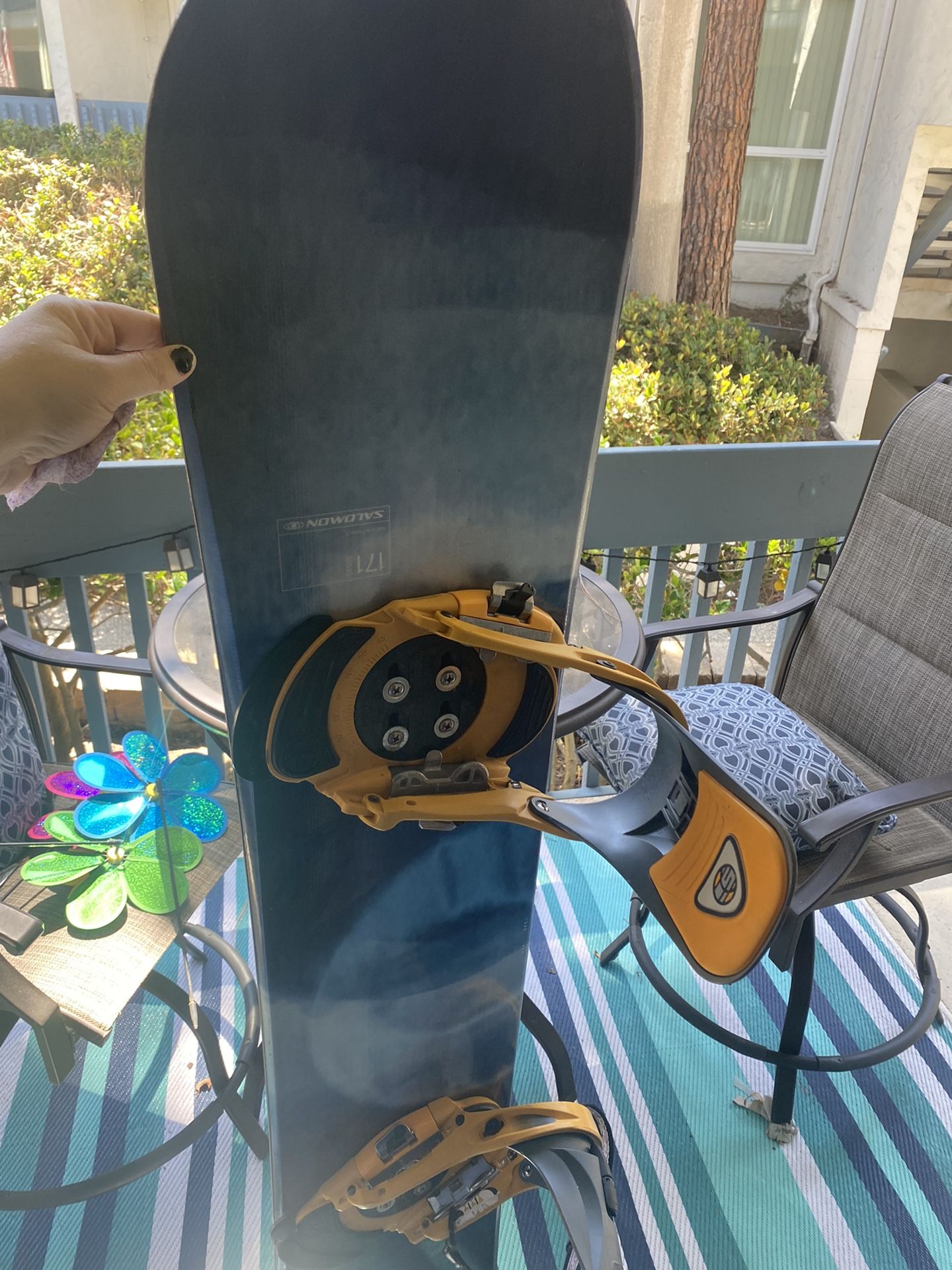 Solomon 171 men’s snowboard w/ snap in Bindings for Sale in Redondo