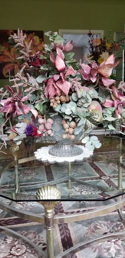 Beautiful flower's URN vase w/fruits