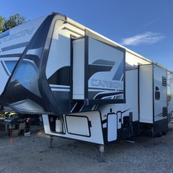 2021 Keystone Carbon Toy Hauler/ Tv/ Fifth Wheel / Travel Trailer 