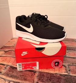 Nike Tanjun