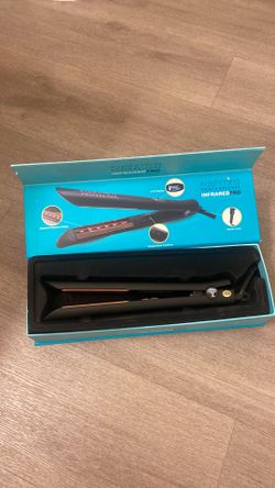 Titanium straightener