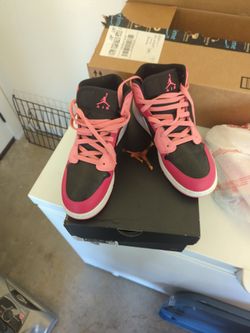 Jordan 1's Pink And Black.