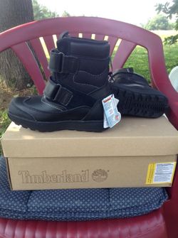 Kids size 13 snow boots brand new water proof