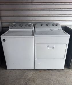 White Whirlpool Washer And Gas Dryer Matching Set