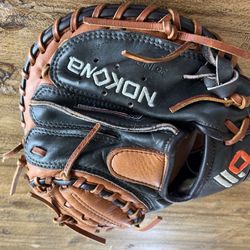 Nokona Alpha Select Catcher’s Mitt Left Hand Throw
