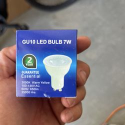 New GU10 7W LED Bulb – 3000K Warm White, 650lm, 25,000 hrs, 2-year guarantee. Perfect for track/recessed lights. Energy efficient replacement for halo