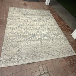 Area Rug (7’10” x 9’10”)