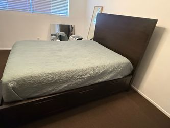Queen size bedframe