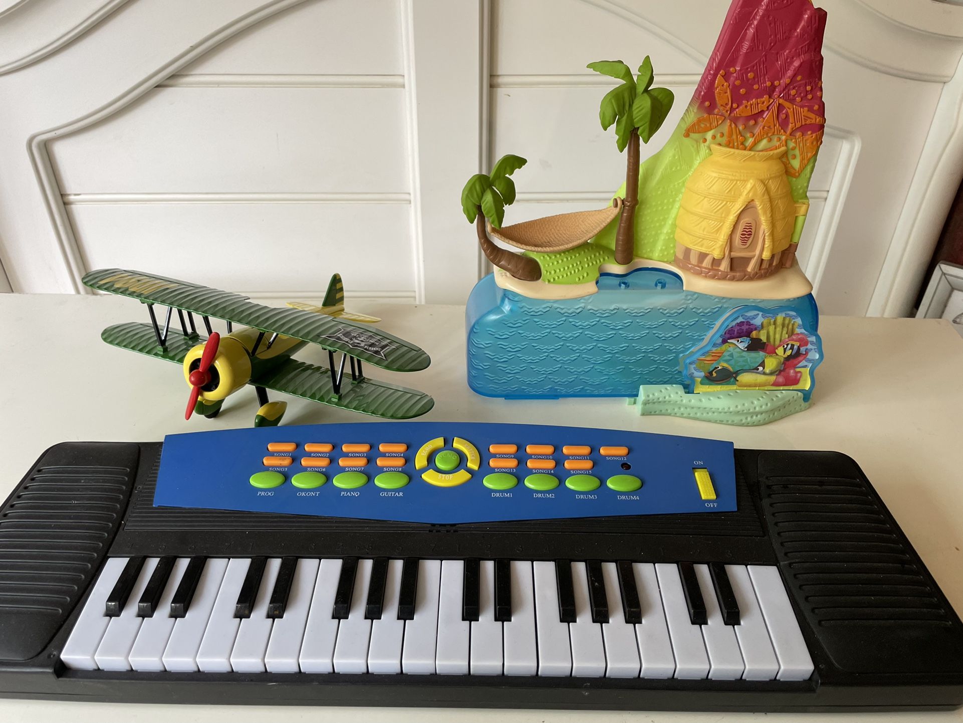 Musical Keyboard, Metal Plane & Play Set