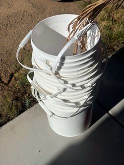 5 gallon plastic handle bucket