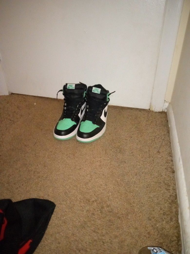Jordan 1 Green Glow