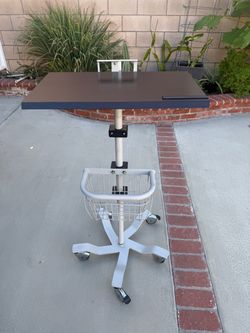 Mobile desk cart for laptop with tray It has peeling on one side of the wood