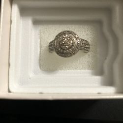 Round Cluster Diamond Ring