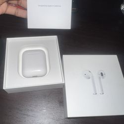 Airpod Gen 1. With charging case and charging cable.