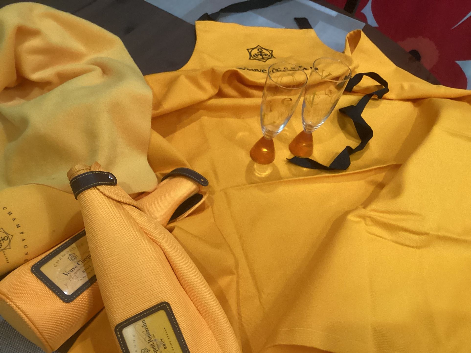 Veuve Clicquot Set Spectacular Apron 2 Glasses 3 Ice Jackets large Side Towel /scarf