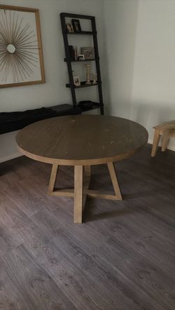 Round dining table