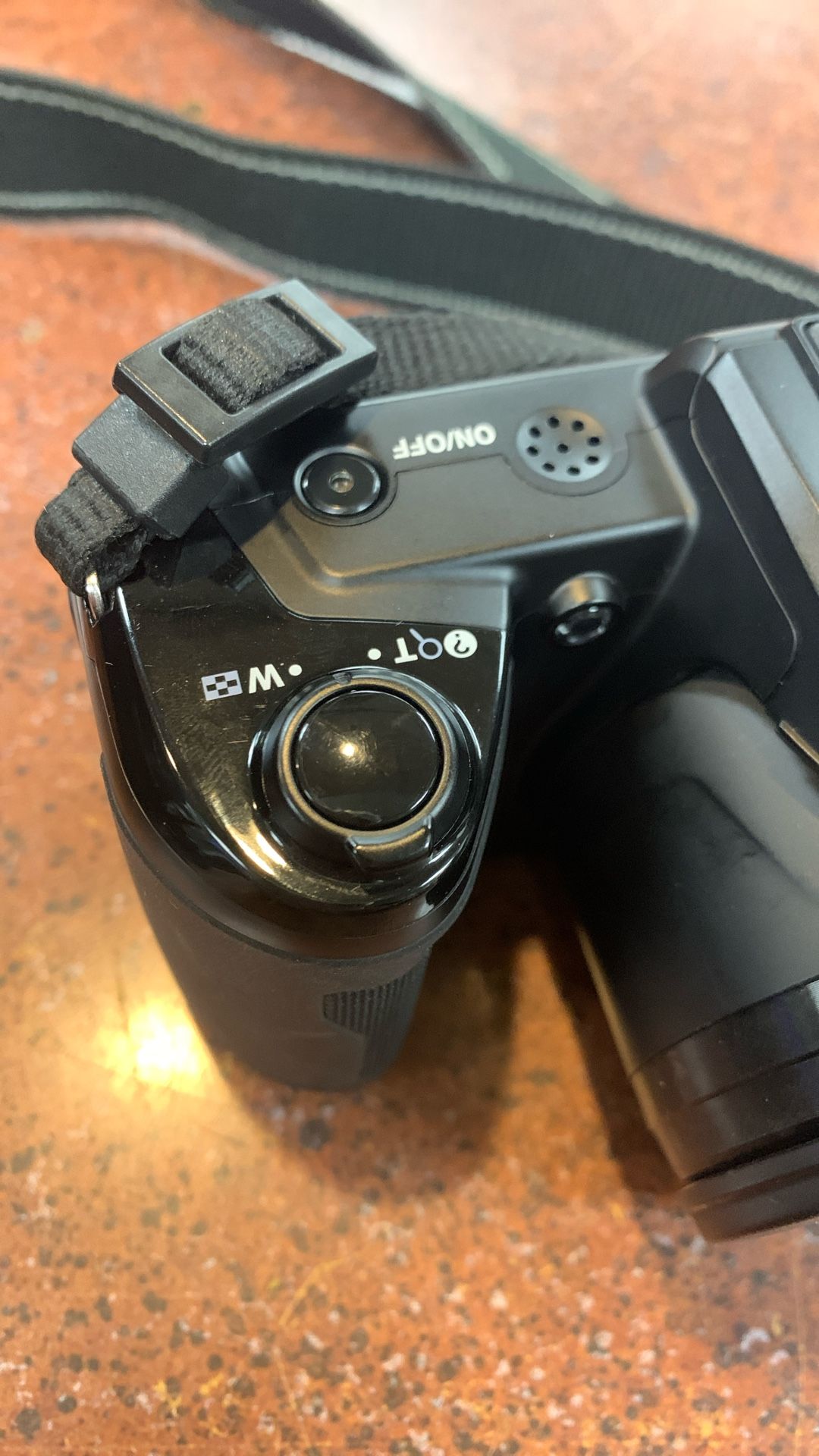 Nikon Coolpix L105 MP Digital Camera w/ Camera Bag