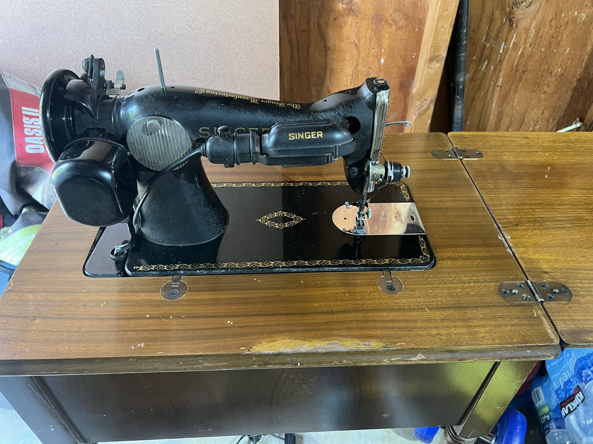 Old singer sewing machine in good condition was last used in 2018