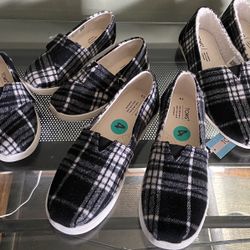 TOMS Black/ White Plaid Faux Shearling Slip On Shoes (Multiple Sizes)
